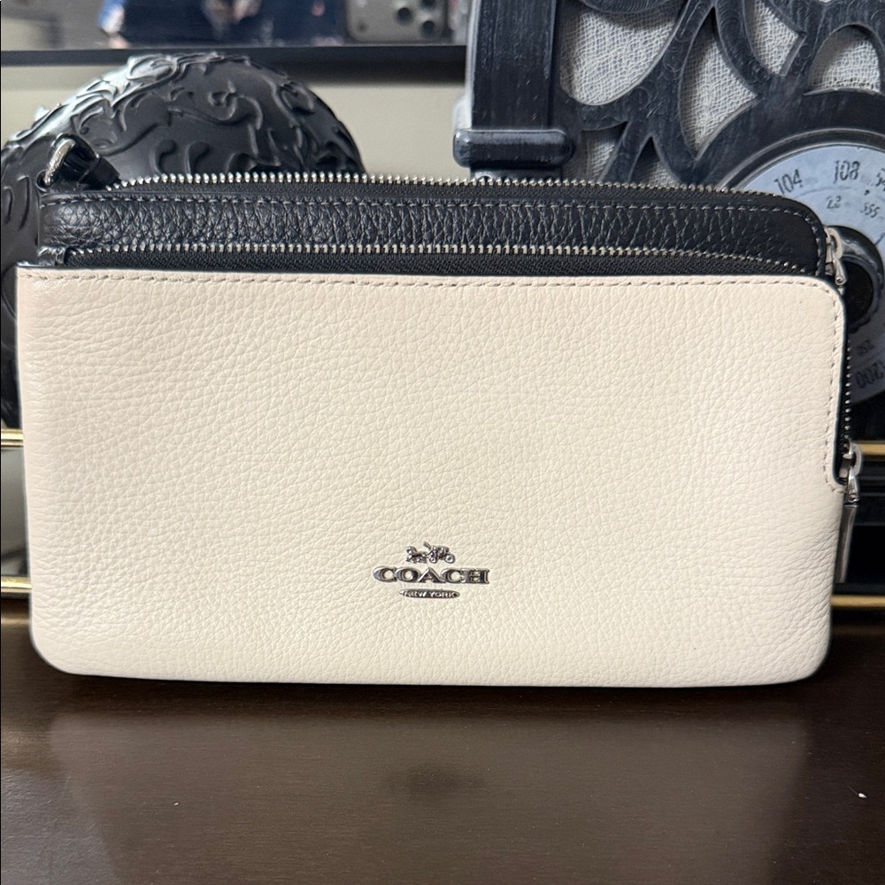 Coach Two-Tone Black and Cream Wristlet wallet - Picture 1 of 9